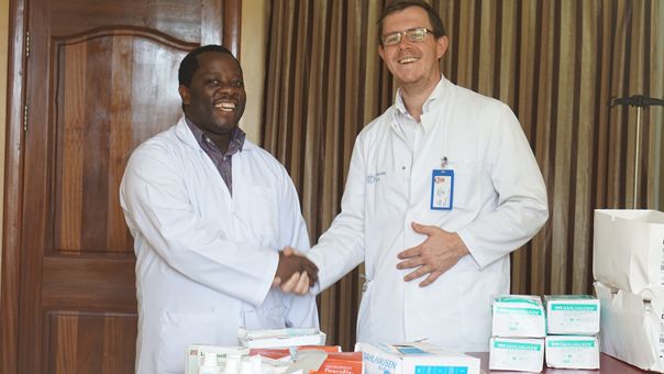Übergabe der Hilfsgüter an Dr. Mutabazi
