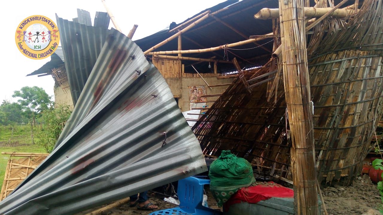 ICH e.V. Assam Indien zersörte Hütte 002